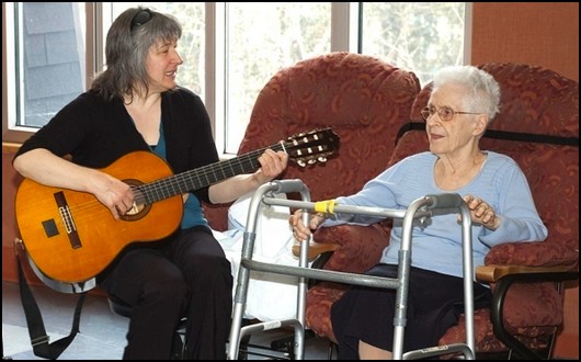 Une scéance de musicothérapie de France Alzheimer